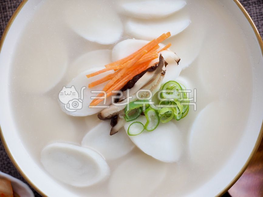 설날사진공모전,한식,한국전통음식,한국음식,떡국,떡,한국문화,음식,배경,음식문화,웰빙,웰빙음식,설날,식사,설날음식,명절,명절음식,흰색,국물,채소,야채,아시아음식,파,당근,가래떡,떡국떡,koreantraditionalfood,koreanfood,ricecakesoup,mochi,koreanculture,food,background,foodculture,wellbeing,wellbeingfood,newyear,meal,chinesenewyearfood,holiday,holidayfood,white,soup,vegetable,asianfood,wave,carrot,음식,식재료,요리,food,cook,meal,dishes,food reserves,한식,한국음식,한국요리,korean food,korean dishes,korean meal,korean cook