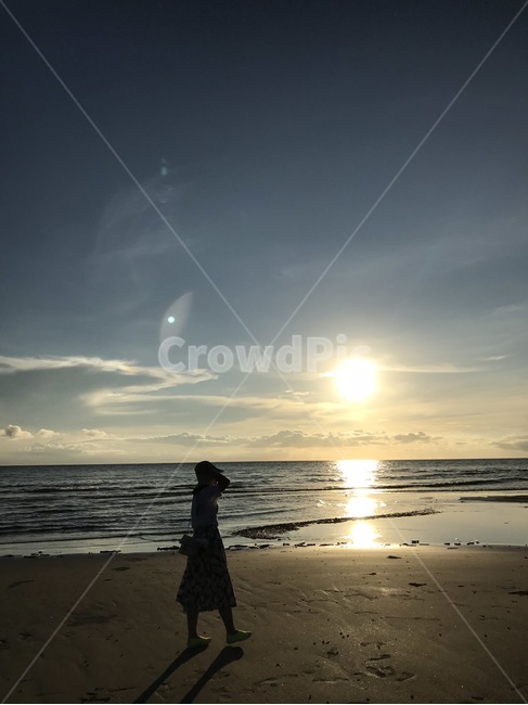 노을,바다,풍경,뒷모습,그림자,자연,해변,바다,beach,sea,사람,인물,인간,human,person,인물실루엣,사람실루엣,character silhouette,human silhouette,light,빛,flare,플레어,nature,outdoors,옥외