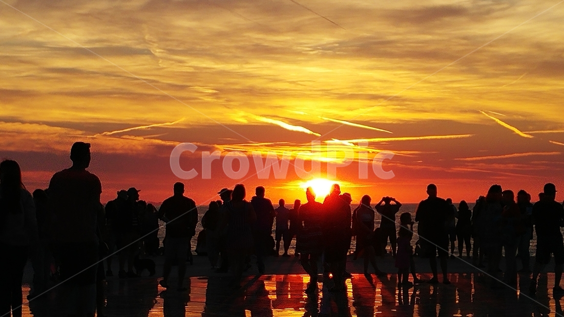 노을,하늘,사람들,뒷모습,자연,sunset,사람들,대중,군중,other people,crowd,인물실루엣,사람실루엣,character silhouette,human silhouette,person,사람,human,인간,nature,outdoors,옥외