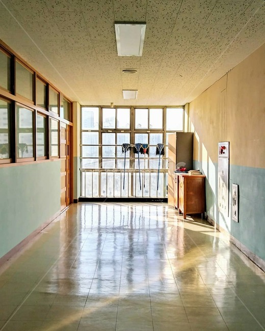 학교물,고등학교,교실,학창시절,햇빛,수업시간,청소시간,학교복도,복도,자연광,동창,고딩,고등학생,야자,야간자율학습,공부,배움,가치,학교종,수능,학교,교육,학교,공부,education,learning,study,school
