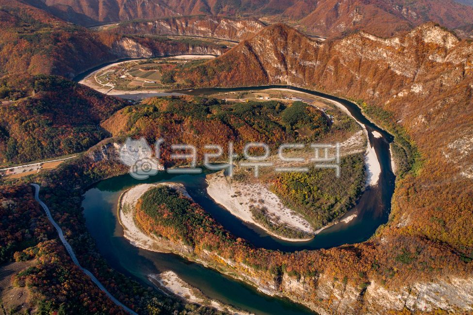 가을,강,골짜기,강물,계곡,협곡,물돌이,단풍,계절,노란색,산,산맥,절벽,자연,동강,물길,길,시골길