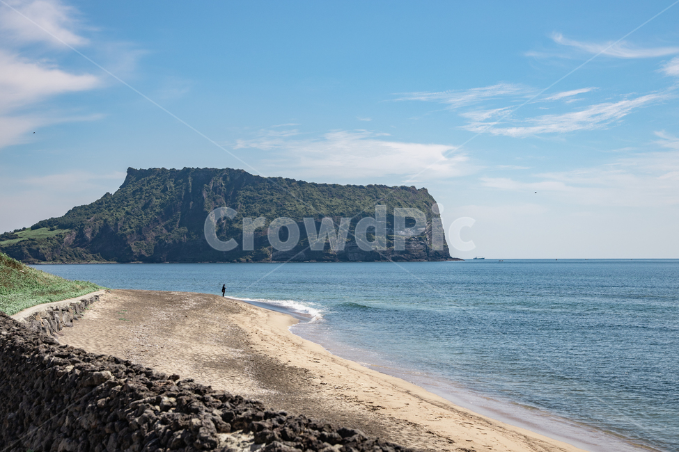 제주,성산일출봉,성산,제주도,제주바다,성산봉,푸른하늘,푸른바다,바다,ocean,sea,bluesky,seoungsan,jeju,jejuisland,beach,nature,곶,자연,풍경,nature,landscape,한국자연풍경,한국자연경관,korea nature landscape,제주도,jeju,jeju island,promontory,outdoors,옥외