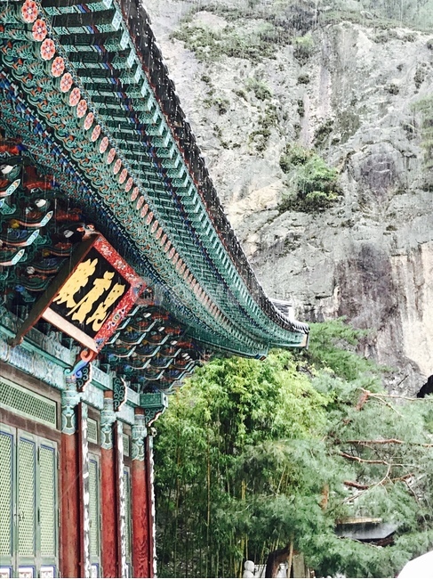 절,단청,산속,전통건축,비,경북,군위,대웅전,사찰,비로전,毘盧殿,한국전통,한국문화,korean traditional,korean culture,건축물,건물외관,exterior,building,structure,architecture,construction