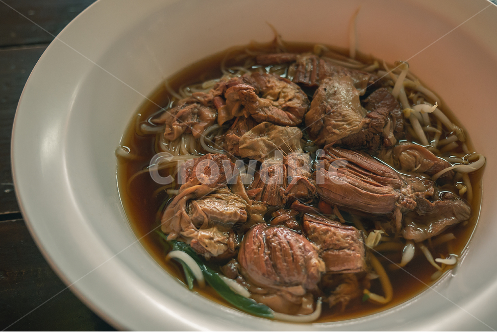 돼지고기,국수,국수요리,쌀국수,고기국수,맛있는,고소한,쫄깃한,noodles,pork,클로즈,클로즈업,나무테이블,테이블,흰접시,따끈한,음식사진,타이음식,태국음식,점심,저녁,식사,음식,식재료,요리,food,cook,meal,dishes,food reserves,면류,면요리,noodles