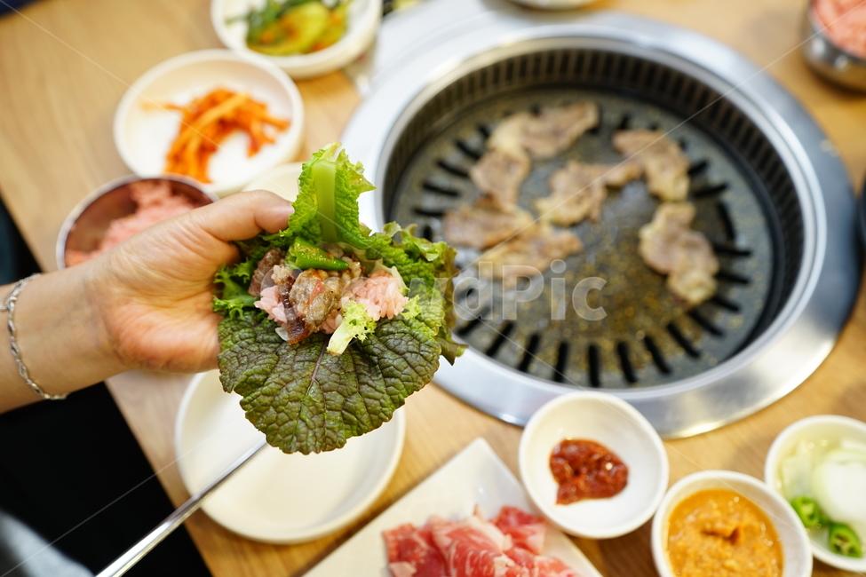 고기,차돌박이,육류,육식,안주,술안주,푸드,음식,안줏거리,안주거리,꼬기,구이,먹거리,술자리,한식,사람,인물,인간,human,person,신체일부,몸,body,음식,식재료,요리,food,cook,meal,dishes,food reserves,육류,고기,meat