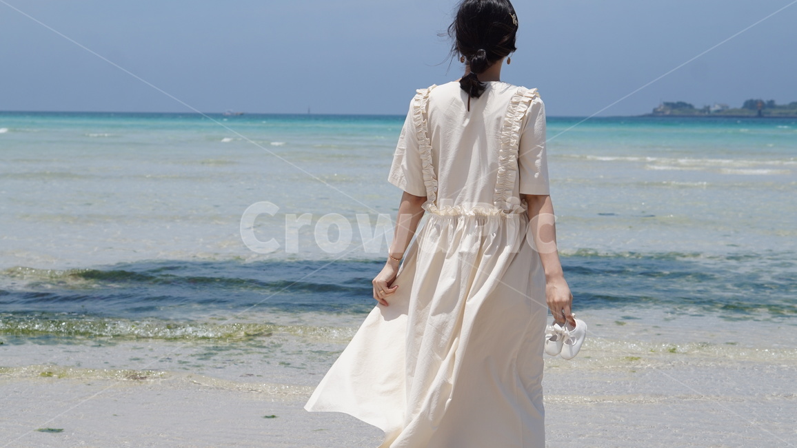 웨딩,여자뒷모습,힐링,태교,의복,의류,clothing,바다,애메랄드,뒷모습,여자,슈즈,제주도,협재,협재해수욕장,해수욕장,사람,인물,인간,human,person,여성,여자,woman,female,lady