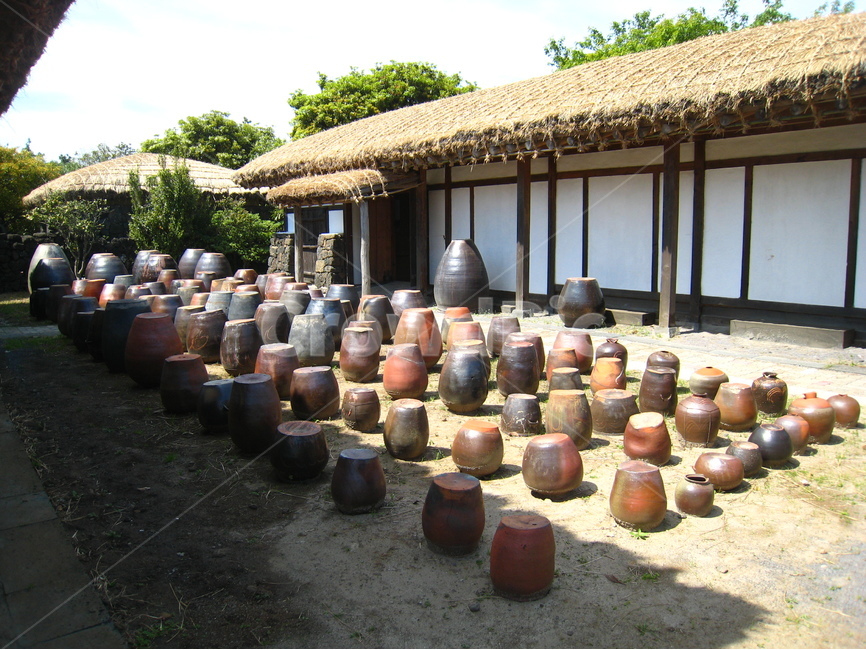제주도,민속촌,전통가옥,항아리,뒤뜰,jejuisland,folkvillage,ceramicjar,traditionalhouse,한국전통,한국문화,korean traditional,korean culture,건축물,건물외관,exterior,building,structure,architecture,construction