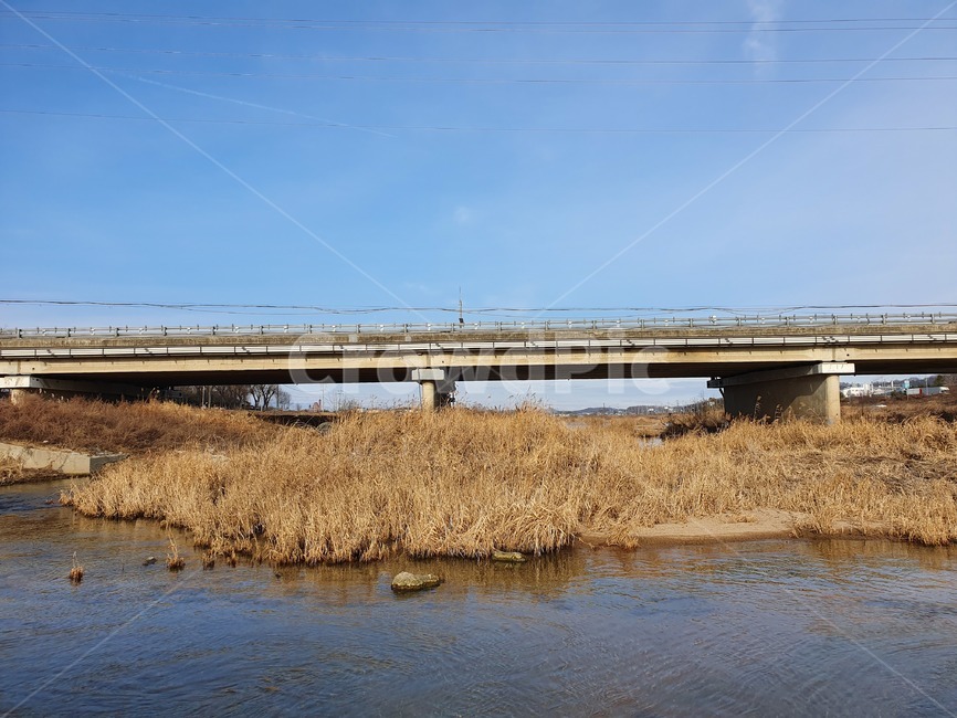 road,도로,freeway,고속도로,다리,강,자연,생활,하늘,파랑,갈색,시골