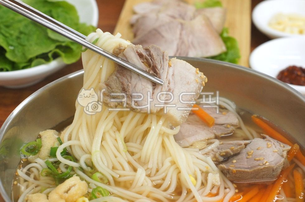 plating,soup,clearsoup,noodle,Kalguksu,bowl,Korean food,ingredients,kfood,cooking,foodpresentation,Soup dish,ethmoid,bone broth,soupbowl,noodles,cook,Korean,dishes,reserves,meatnoodles,Anchovy broth,anchovybroth,food,Meat Noodles,meal,clear soup,Plating,N