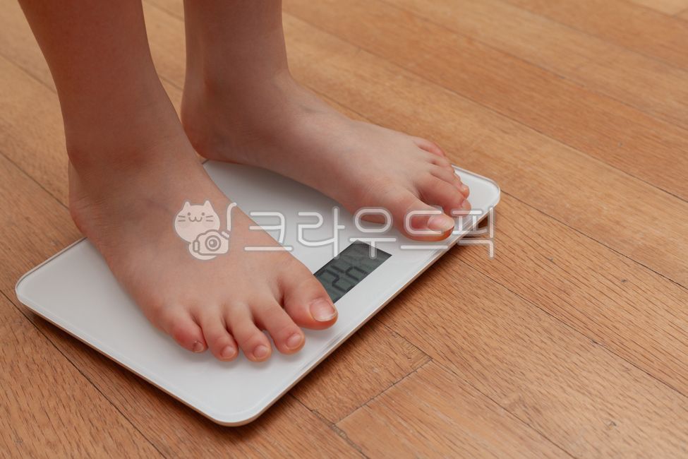worry,Character,concept,weight,health,the scale,measurement,healthcare,equipment weight,person,diet,kilogram,human,foot