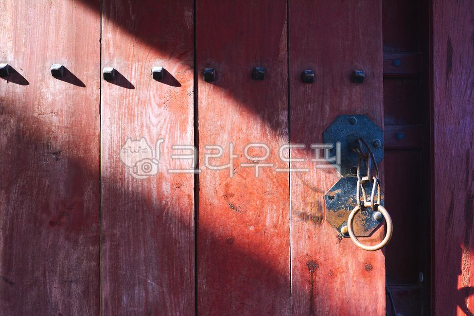한국전통,문고리,전통색,빛,그림자,출입문,대문,배경,바탕,백그라운드,전통건축물,나무판,door,문