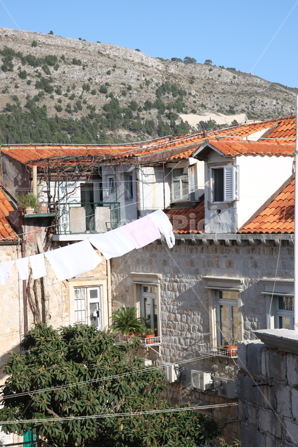 크로아티아,두브로브니크,croatia,dubrovnik,유럽,동유럽,europe,지붕,건축물,해외풍경,roof,주황색,빨래,풍경,빨래건조,마을,산,항구도시,oversea,집,유럽풍경,landscape