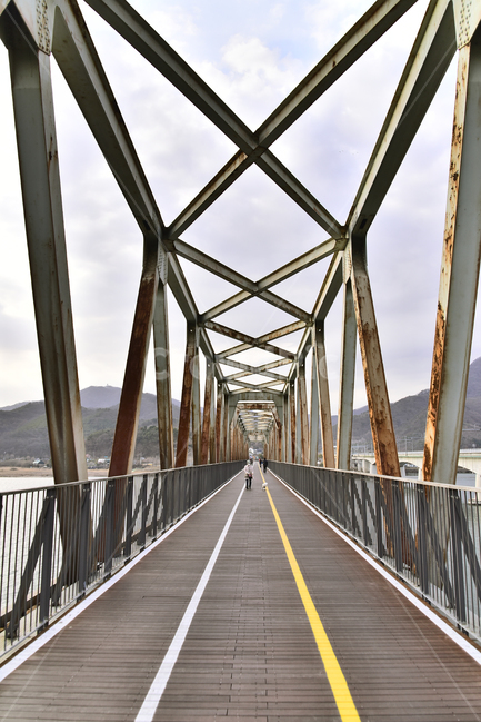 철교,다리,빈티지,녹슨,오래된,인도교,금속,강물,난간,human,인간,person,사람,bridge,boardwalk,산책로,배경,바탕,뒷모습,분홍색,걷다,워킹,walking,백그라운드,야외,옥외,아웃도어,outdoor,모자,가족,자전거,자전차,bike,bicycle,transportation,대칭,대각선,부식,낡은