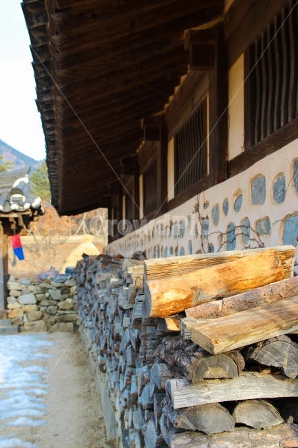 한국전통,전통,기와집,땔감,나무,한국스타일,겨울,장작,tradition,한국전통가옥,koreatraditional,한국전통,한국문화,korean traditional,korean culture,건축물,건물외관,exterior,building,structure,architecture,construction