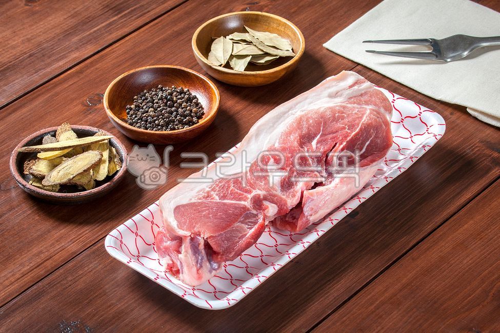 pork,돼지고기,고기,음식,food,돼지,목살,생목살,생고기,목살구이,돼지목살구이,구이,보쌈고기,돼지목살,삼겹살,생삼겹살,수육고기,돼지수육,수육,정육,정육식당,정육점,앞다리살,돼지앞다리살,근고기,돼지근고기,흑돼지,흑돼지구이,식사,흑돼지목살,흑돼지삼겹살,요리,보쌈,보쌈수육,포크,후추,통후추,감초,향신료,나무,나무접시,음식,식재료,요리,food,cook,meal,dishes,food reserves,육류,고기,meat