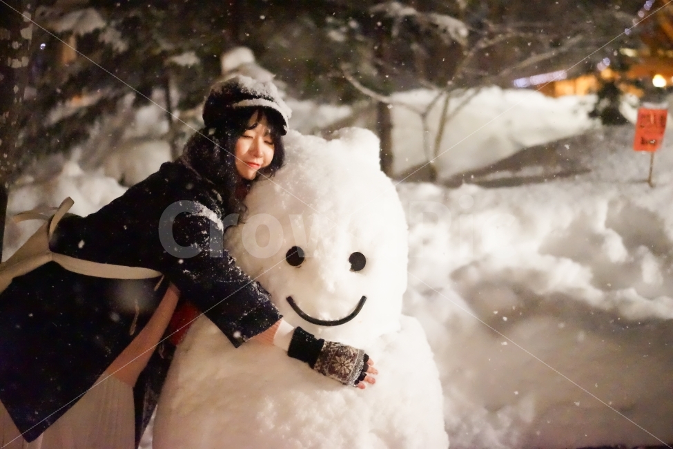 일본,홋카이도,후라노,닝구르테라스,겨울,소녀,사람,인물,hokkaido,japan,furano,감성,감성사진,눈사람,포옹,따뜻한,스마일,겨울,계절,winter,season,사람,인물,인간,human,person,얼굴표정,facial expression,face,여성,여자,woman,female,lady,감정표현,기분,feeling,emotion,감성,sensible