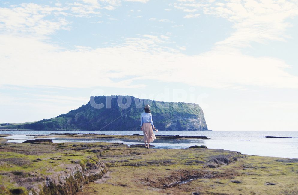여자,웨딩,결혼,바다,뒷모습,행복,사랑,여유,제주도,jeju,jeju island,사람,인물,인간,human,person,여성,여자,woman,female,lady,여행,휴가,traveling,vacation,trip,land,땅,outdoors,옥외,nature,자연,promontory,곶,water,물,sea,ocean,대양,shoreline,해안선
