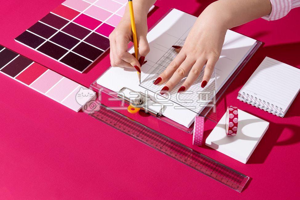비바마젠타,마젠타,핑크,레드,빨간,디자이너,디자인,그리는,그리기,여자,여성,손,아이디어,종이,노트,도면,크리에이터,창작,창작자,예술,예술가,미술,계획,청사진,연필,스케치,드로잉,그림,컬러칩,컬러,팔레트,강렬한,원색,영감,테이프,마스킹테이프,보드,수첩,손톱,손가락,자,삼각자,직선,테이블,책상,스타일,패션,상상력