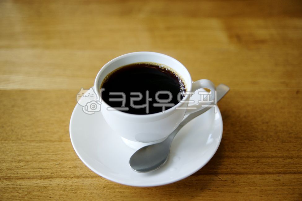 커피,티,아메리카노,에소프레소,핫,따뜻한,테이블,찻잔,스푼,티스푼,컵,잔,디저트,다방,커피숍,카페,대접,실내,검정,흰색