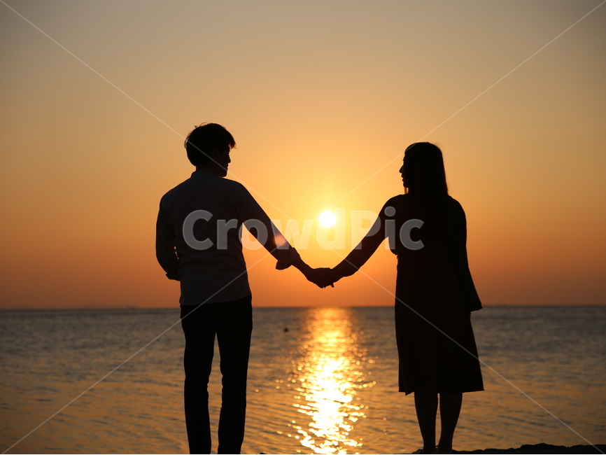 남과여,연인,사랑,일몰,석양,노을,바라봄,구름,바다,sea,beach,male,female,couple,사람,인물,인간,human,person,연인,커플,사랑,lover,couple,인물실루엣,사람실루엣,character silhouette,human silhouette,holding hands,손을 잡고,hand,손