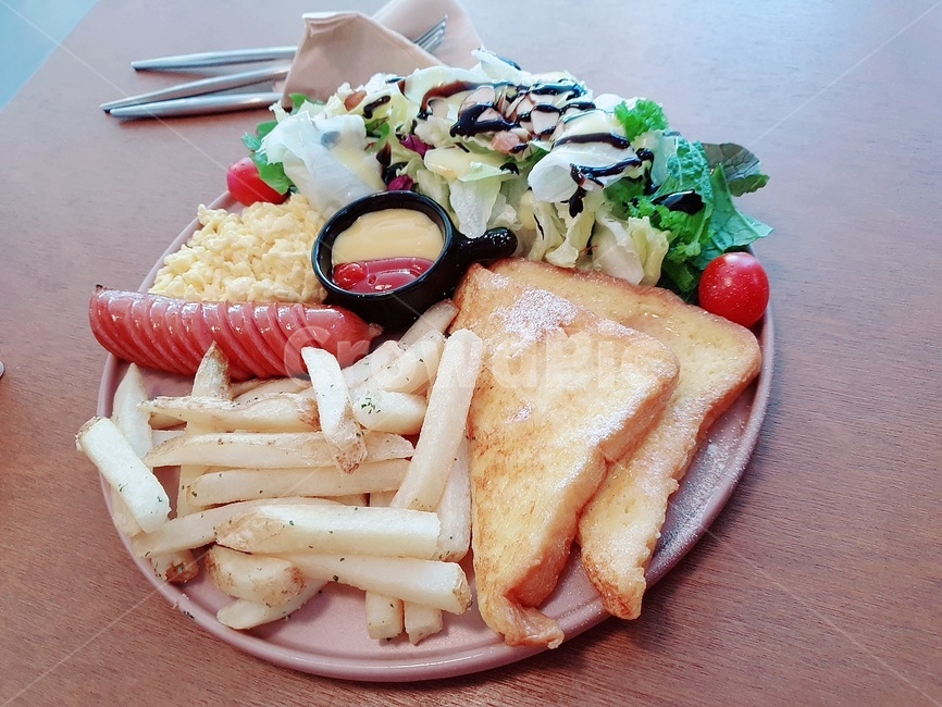 브런치,카페,소세지,토스트,감자튀김,오믈렛,샐러드,방울토마토,케찹,식빵,food,음식