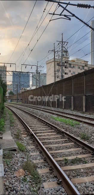 철길,transportation,교통,레일,traintrack,기찻길,railway,철도,전선,하늘,건물,전철길,전철,지하철,교통,교통수단,traffic,transportation
