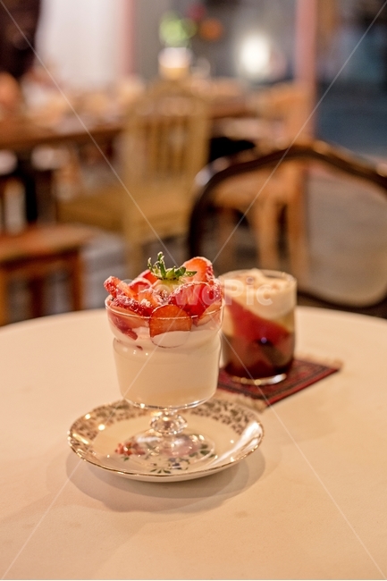 일상,카페,라떼,딸기,감성,음식사진,커피,음료,food,drink,latte,cafa,canon,음료수,drink,beverage,감성,sensible,feeling