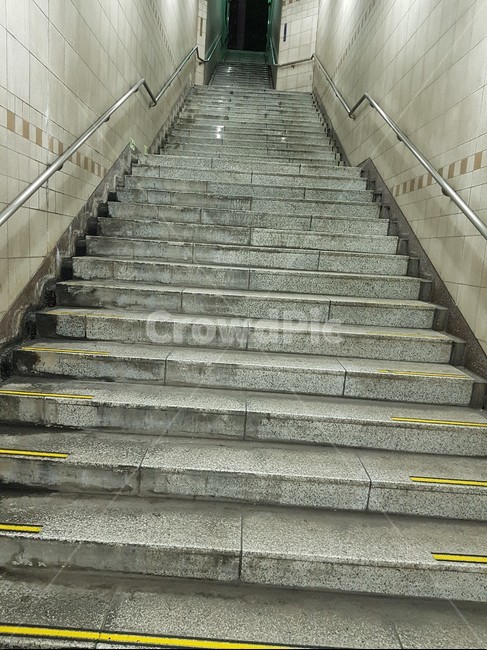 계단,staircase,가파른,지하철,높은계단