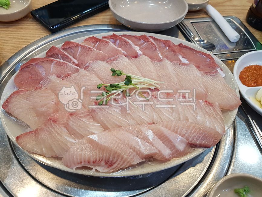 soybeanpaste,rawfish,episode,plate,soybean paste,radishsprouts,defense club,meal,Yellowtail,sashimi,Radish sprouts