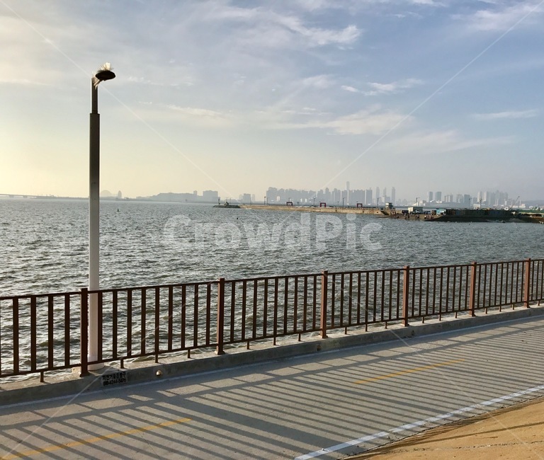바다,하늘,풍경,바닷가,해변가,해안가,구름,자연,풍경,nature,landscape,railing,난간,handrail,banister,boardwalk,산책로,bridge,다리,building,건물