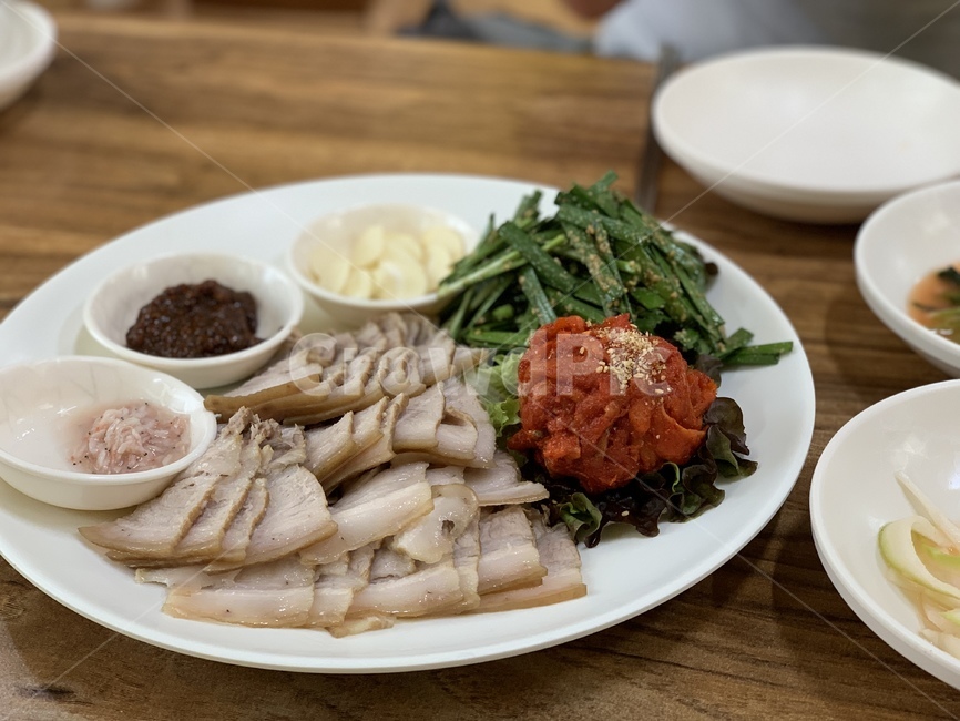보쌈,음식,고기,식당,식사,김치,부추,보양음식,돼지고기,음식,식재료,요리,food,cook,meal,dishes,food reserves,육류,고기,meat,한식,한국음식,한국요리,korean food,korean dishes,korean meal,korean cook