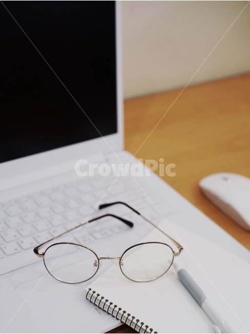 컴퓨터,노트북,비즈니스,기술,전자제품,인터넷,모니터,스마트기기,디지털,안경,사무실,산업,industry,industrial,정보통신기술,전자기기,전자제품,it,information,technology,electronic equipment,비즈니스,사업,business,service,work