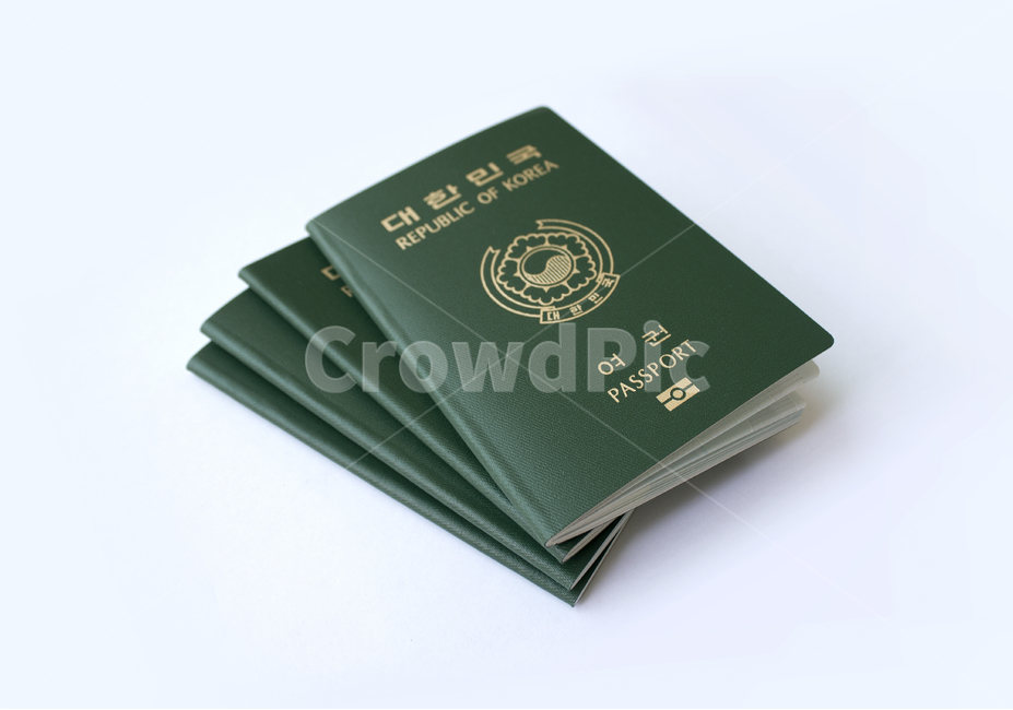 passport,id,business,card,citizen,emigration,identification,identity,international,korea,pass,republicofkorea,security,신분증,여권,한국여권,대한민국여권,사물,물건,한국,대한민국,다수,여러개,여행,표지,겉면,비지니스,녹색,그린,초록색,흰배경,쌓기,여행,휴가,traveling,vacation,trip