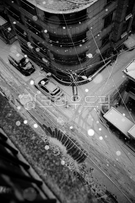 parking,Christmas,city,winter,cold,ctiy,snowy alley,road,railing,intersection,alley,village,snowy,roof,wheel marks,Hambagnun,slippery,white Christmas,snow,rooftop