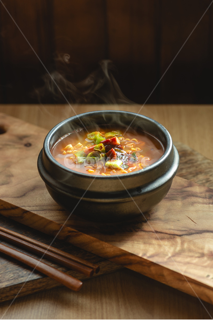 라면,뚝배기,나무도마,나무테이블,매운라면,육개장라면,한국라면,매콤한,칼칼한,음식,식재료,요리,food,cook,meal,dishes,food reserves,한식,한국음식,한국요리,korean food,korean dishes,korean meal,korean cook