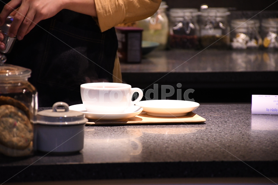 카페,커피잔,커피,디저트,차,coffeecup,커피컵,cup,컵,받침접시,도기류,person,coffee,tea,손,hand