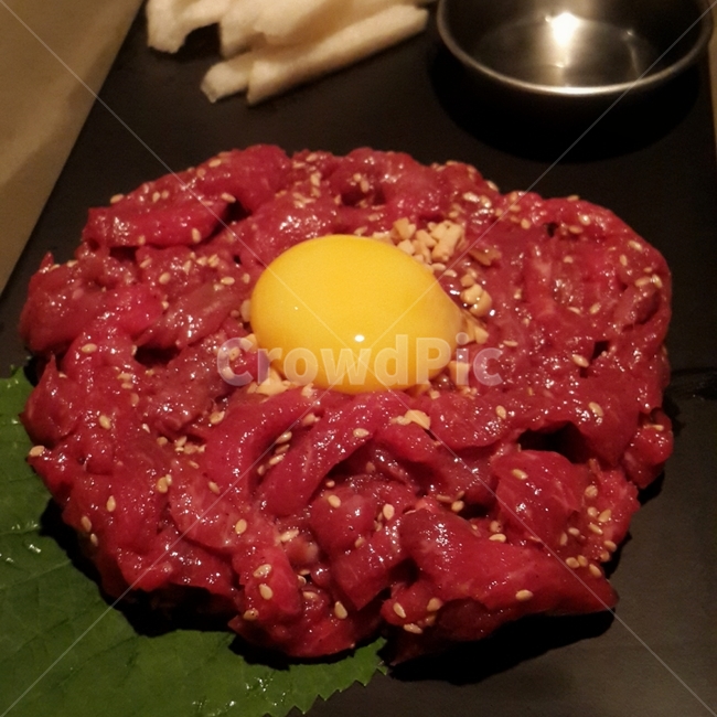 육회,노른자,음식,고기,안주