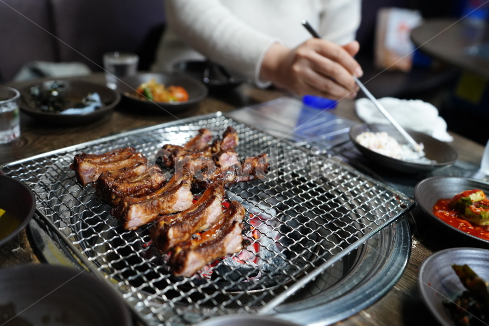 등갈비,육식,육류,간식,먹거리,음식,식사,안주,구이,한식,고기,음식,식재료,요리,food,cook,meal,dishes,food reserves,육류,고기,meat,한식,한국음식,한국요리,korean food,korean dishes,korean meal,korean cook