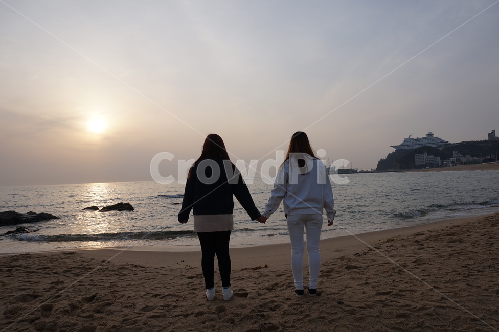 뒷모습,여자들,긴머리,해돋이,바다,일출,사람,인물,인간,human,person,여성,여자,woman,female,lady,친구,우정,friendship,companion,여행,휴가,traveling,vacation,trip