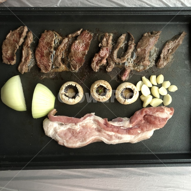 고기,갈빗살,삼겹살,마늘,버섯,양파,야외,글램핑