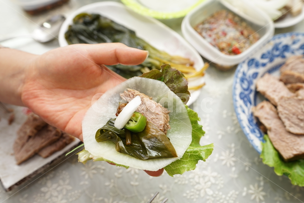 육류,고기,수육,음식,쌈,명이나물,푸드,안주,안주거리,식사,육식,돼지고기,야채,한식,사람,인물,인간,human,person,신체일부,몸,body,음식,식재료,요리,food,cook,meal,dishes,food reserves,육류,고기,meat,한식,한국음식,한국요리,korean food,korean dishes,korean meal,korean cook