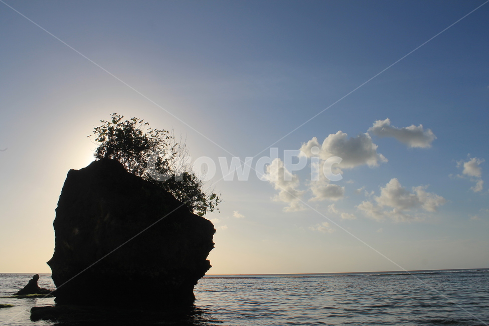 인도네시아,발리,바다,하늘,푸른하늘,indonesia,bali,sky,bluesky,자연,nature,rock,rocks,바위,beach,해변,실루엣,silhouette,자연,풍경,nature,landscape,실루엣,그림자,silhouette,shadow,sea,outdoors,옥외,ocean,대양,water,물,shoreline,해안선,land,땅,coast,연안