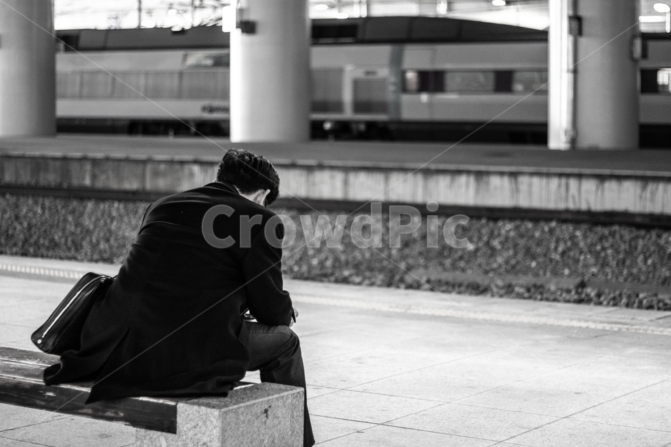 기차여행,혼자떠나는여행,외로움,고뇌,쓸쓸한남성,train,travel,lonelyman,여행,사람,인물,인간,human,person,남성,남자,man,male,고독함,외로움,쓸쓸함,우울함,슬픔,lonely,solitary,흑백,모노톤,monochrome,black and white,교통,교통수단,traffic,transportation