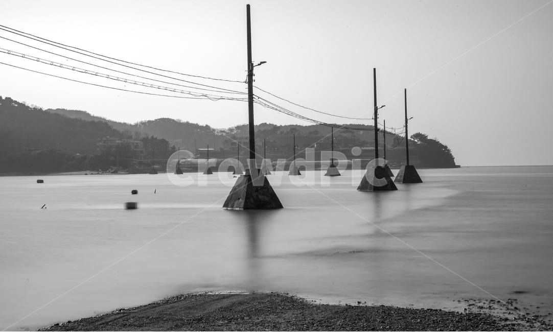 바다,바닷가,바닷물,전봇대,전주,전선,전기,전신주,풍경,감성,장노출,흑백,모노톤,monochrome,black and white,건축물,건물외관,exterior,building,structure,architecture,construction