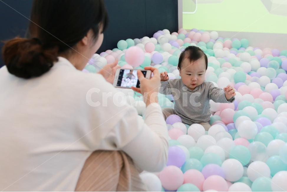 볼풀,아기,엄마,사진,가족,인물,모델,생활,일상,라이프스타일,놀이,남자아이,애기,형형색색,컬러풀,고무공,공,색색의,볼풀공,플라스틱,플라스틱공,놀이기구,볼풀수영장,색깔,색상,재미있는,어린,즐거운,신나는,육아,한명,녹색,보라,볼풀장,장난감,키즈카페,베이비카페,연보라색,흰색,분홍색,파스텔톤,남자아기,한살,1살,작은,사랑스러운,귀여운,사람,인물,인간,human,person,가족,패밀리,family,영유아,아기,애기,아이,infants,baby