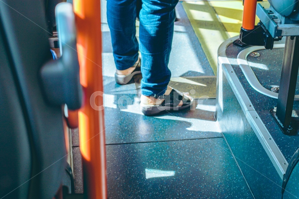 버스,승객,하차,그림자,bus,사람,인물,인간,human,person,신체일부,몸,body,감성,sensible,feeling,색깔,색상,색채,색감,color sense,color sensitivity,feeling of color,교통,교통수단,traffic,transportation