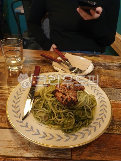 plating,spaghetti,plate,bowl,food,fork,form,person,pasta,cup