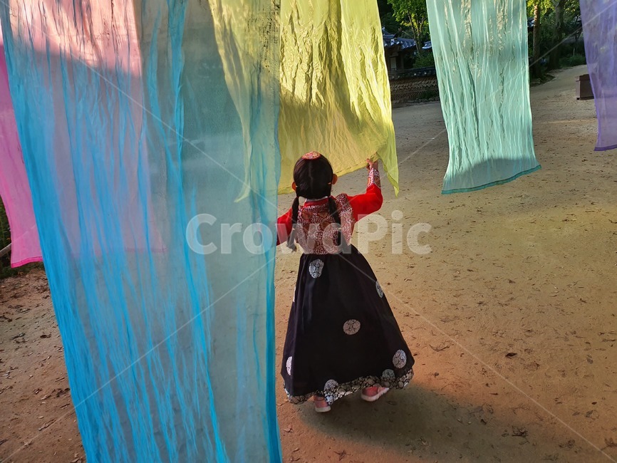 한복,아이,여자,민속촌,의복,패션,옷,의류,뒷모습,apparel,clothing,한국전통,한국문화,korean traditional,korean culture,한복,한국전통의상,hanbok,korean traditional clothes,사람,인물,인간,human,person,어린이,어린아이,child,children,kid