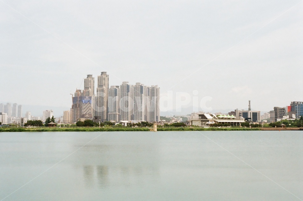 고층건물,강변,호수,필름사진,빌딩,노이즈,도시,풍경,city,landscape