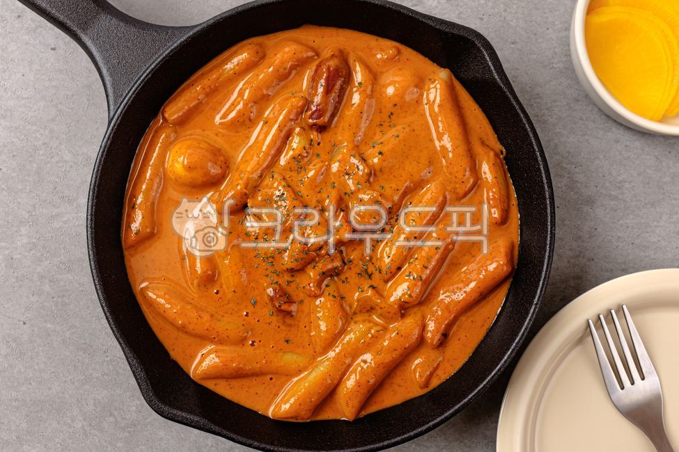 로제떡볶이,떡볶이,로제소스,고추장,크림,떡,양념,소스,한국음식,한국문화,음식,식사,식품,식료품,재료,식재료,음식재료,클로즈업,로제,매콤한,고소한,음식,식재료,요리,food,cook,meal,dishes,food reserves,한식,한국음식,한국요리,korean food,korean dishes,korean meal,korean cook